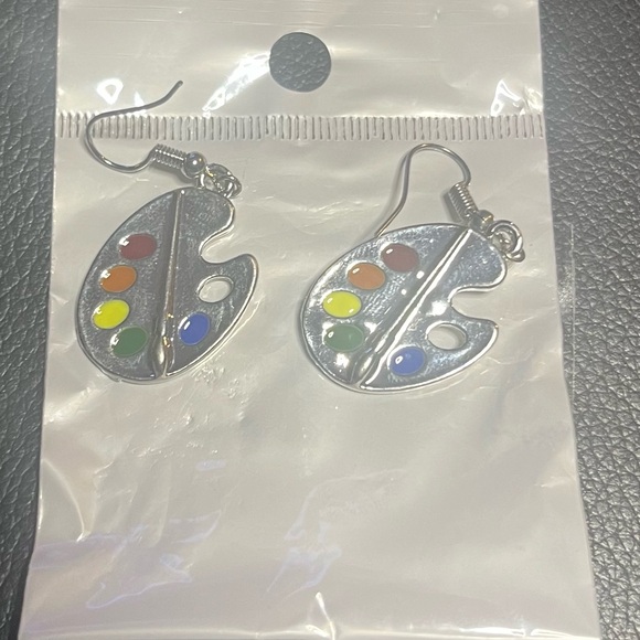 15 FUN AND UNIQUE SETS OF RETRO HANGING EARRINGS. - Picture 9 of 15